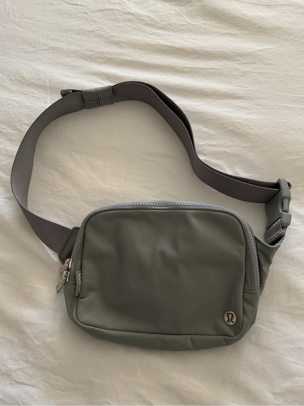 Lululemon Everywhere Belt Bag 2L (Large) – Shark Grey